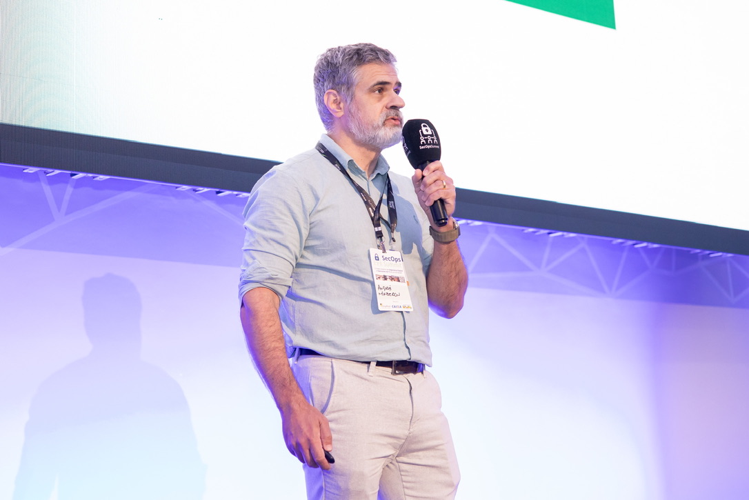 André Mazeron em palestra sobre segurança da informação